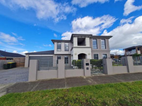 Stylish House in Geelong for Large Family or Group, Geelong